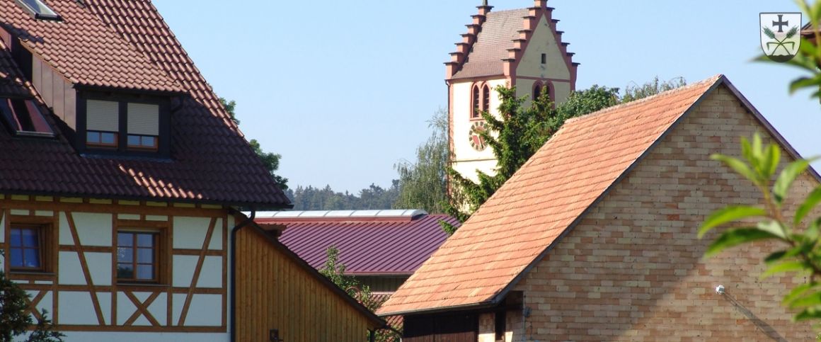 Gemeinde Fleischwangen / Blick über die Dächer zum Kirchturm