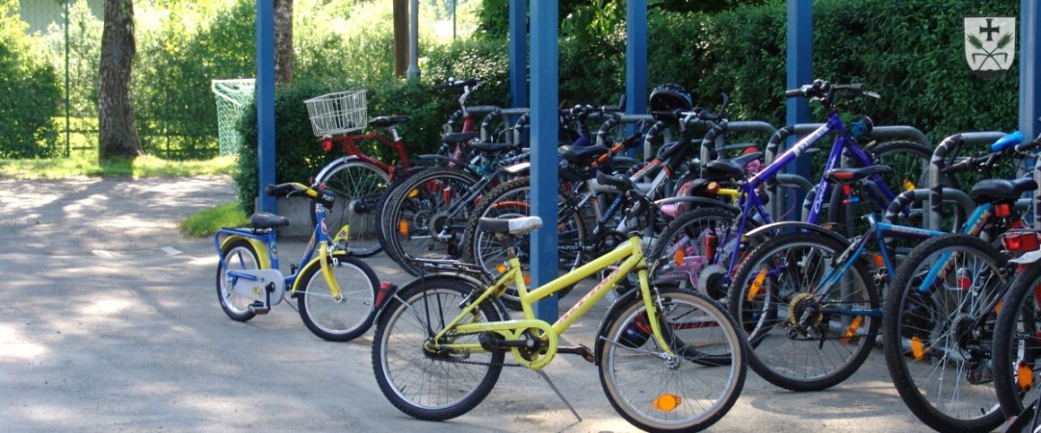 Fahrradstellplatz mit Fahrrädern